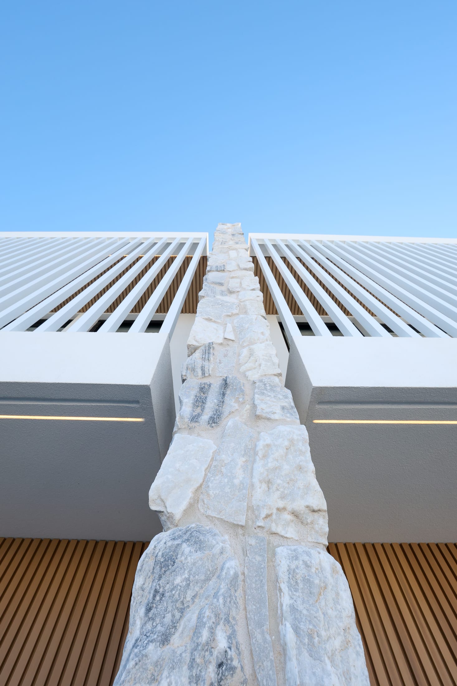 Aluminium batten facade detail