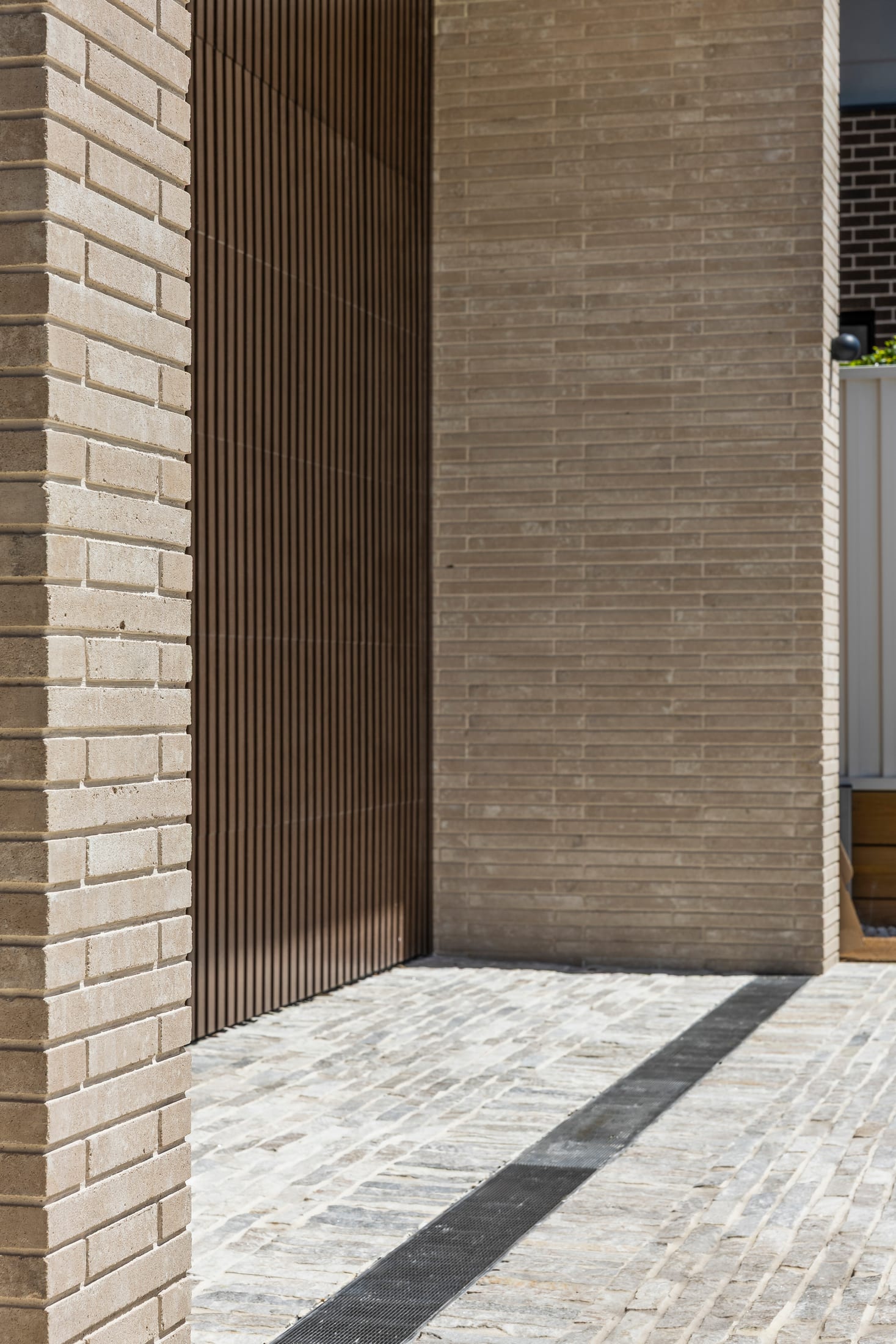 Sydney Residence in Burnt Oak timber-look battens — photo 1